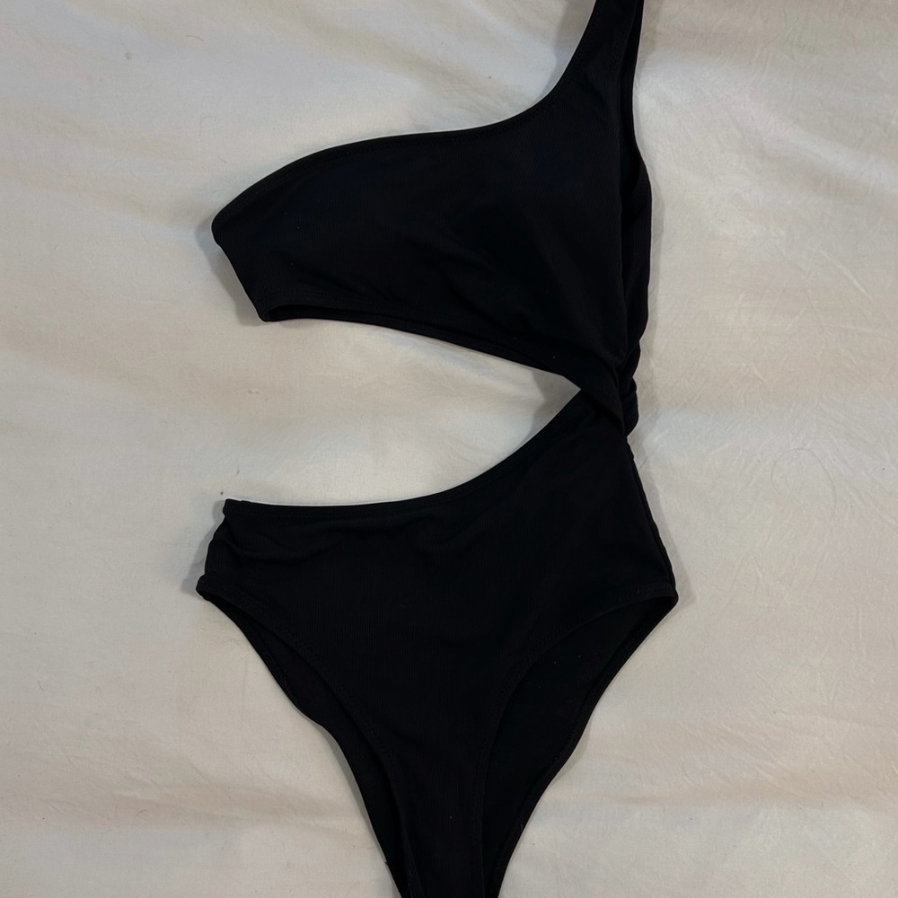 Black One-Shoulder Cutout Swimsuit